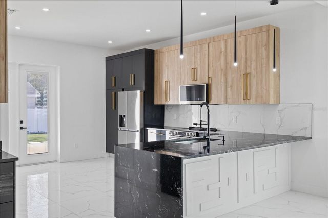 902 W SLIGH AVENUE, Tampa, FL 33604