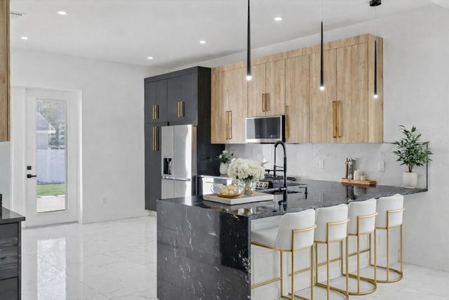 902 W SLIGH AVENUE, Tampa, FL 33604