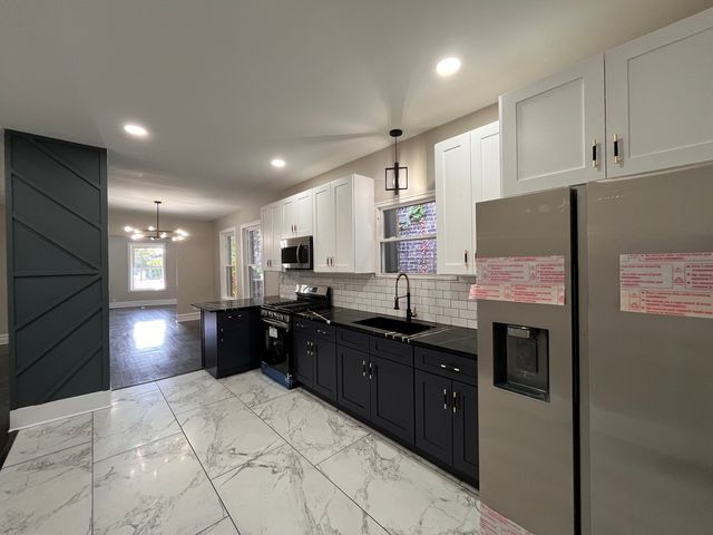5950 S Artesian Avenue, Chicago, IL 60629
