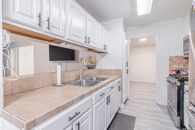 6039 Whispering Lake St, San Antonio, TX 78222