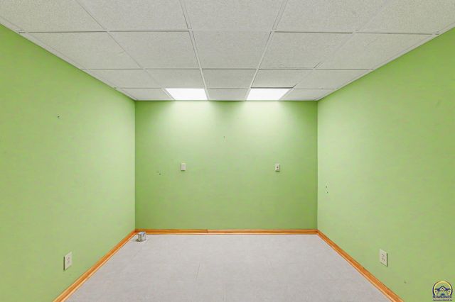 3355 SW Westport DR, Topeka, KS 66614