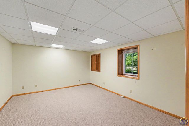 3355 SW Westport DR, Topeka, KS 66614