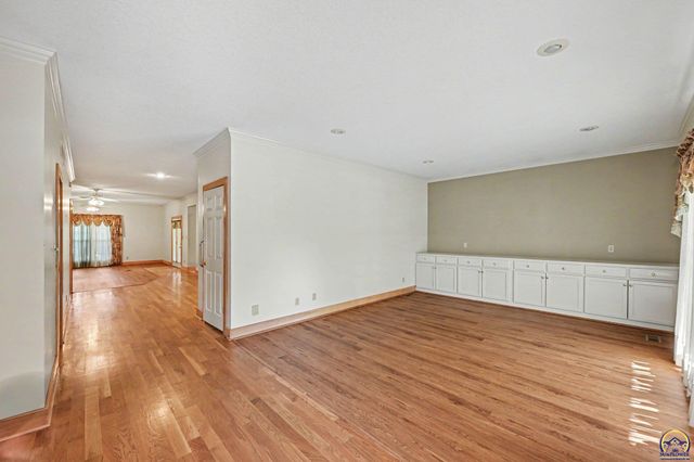 3355 SW Westport DR, Topeka, KS 66614