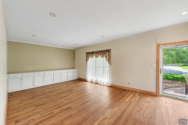 3355 SW Westport DR, Topeka, KS 66614