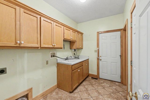 3355 SW Westport DR, Topeka, KS 66614