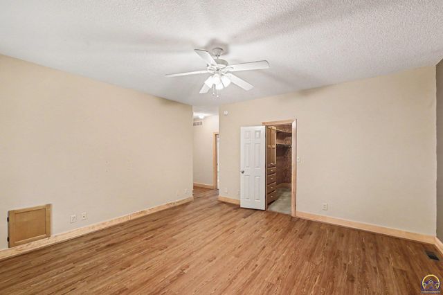 3355 SW Westport DR, Topeka, KS 66614
