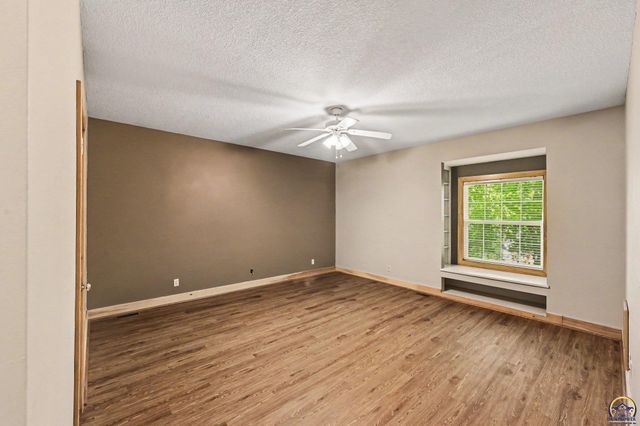 3355 SW Westport DR, Topeka, KS 66614