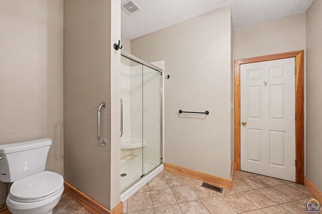 3355 SW Westport DR, Topeka, KS 66614