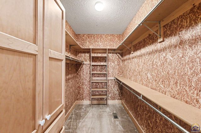 3355 SW Westport DR, Topeka, KS 66614
