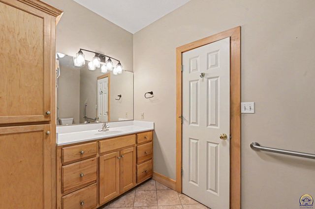 3355 SW Westport DR, Topeka, KS 66614