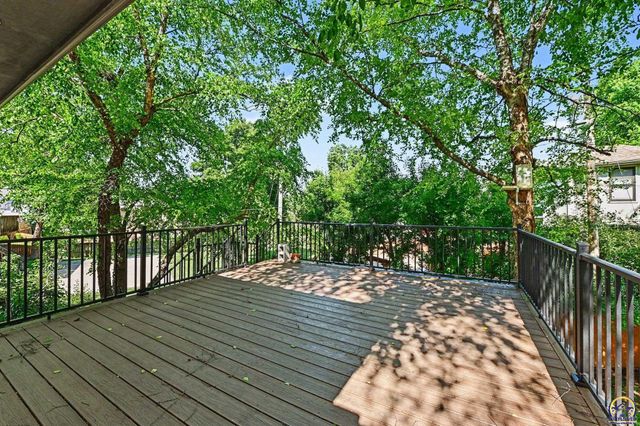 3355 SW Westport DR, Topeka, KS 66614