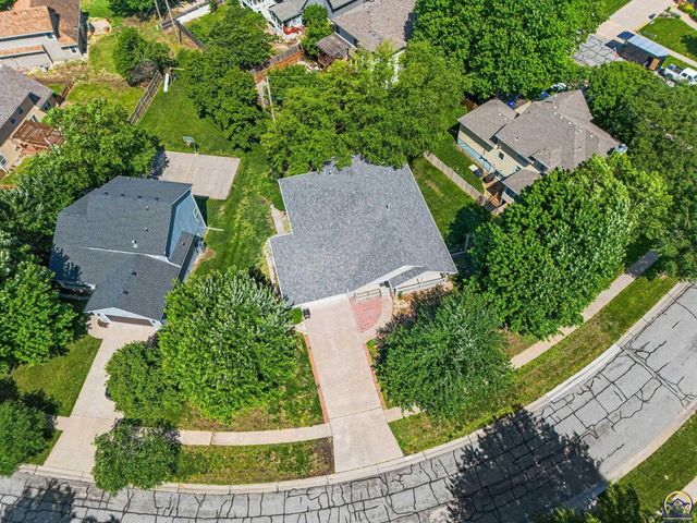 3355 SW Westport DR, Topeka, KS 66614