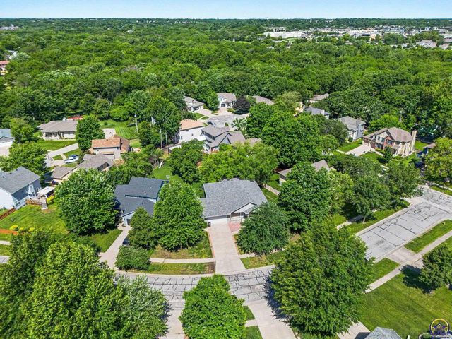 3355 SW Westport DR, Topeka, KS 66614