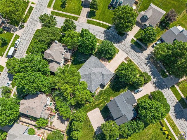 3355 SW Westport DR, Topeka, KS 66614