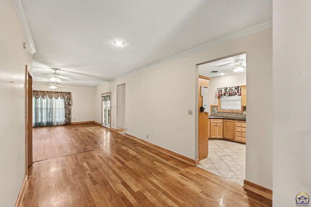 3355 SW Westport DR, Topeka, KS 66614