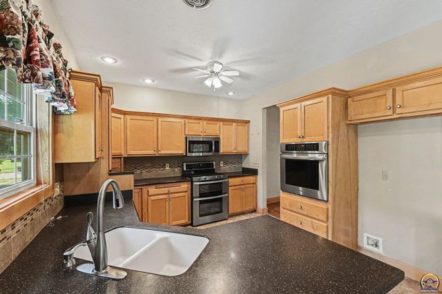 3355 SW Westport DR, Topeka, KS 66614
