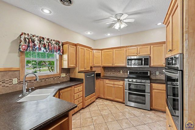 3355 SW Westport DR, Topeka, KS 66614