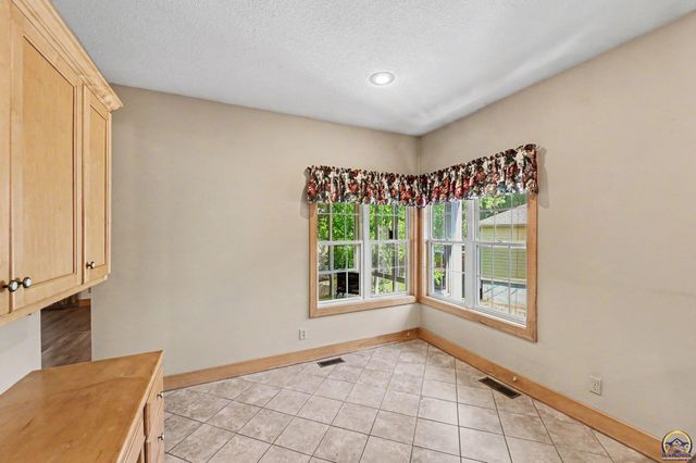 3355 SW Westport DR, Topeka, KS 66614