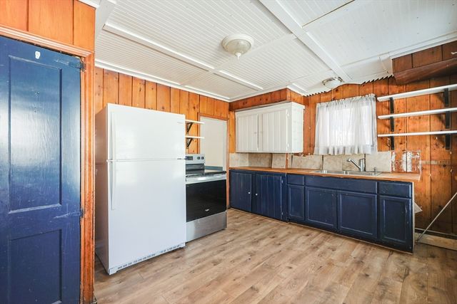 14 Leonard Ln, Holbrook, MA 02343