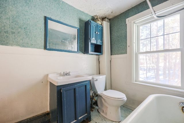 14 Leonard Ln, Holbrook, MA 02343