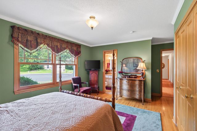 9923 Brookside Circle, Bloomington, MN 55431