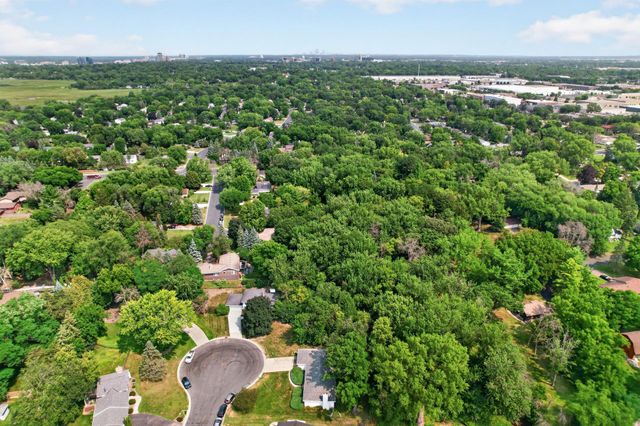 9923 Brookside Circle, Bloomington, MN 55431