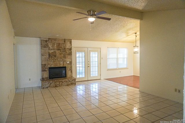 189 Meadowland, Universal City, TX 78148