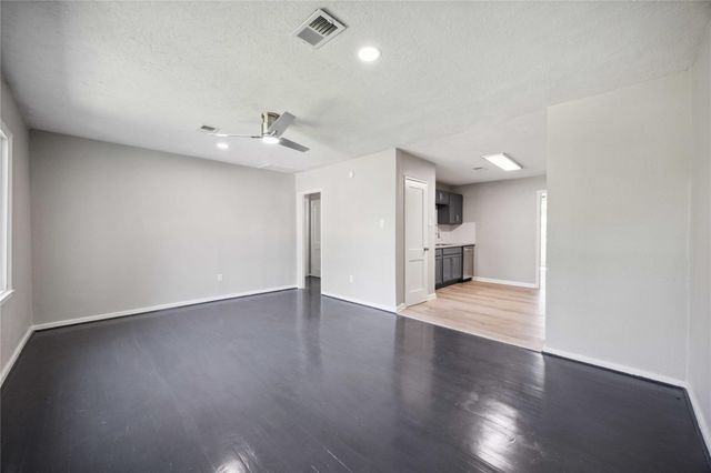 5206 Willow Glen Drive, Houston, TX 77033