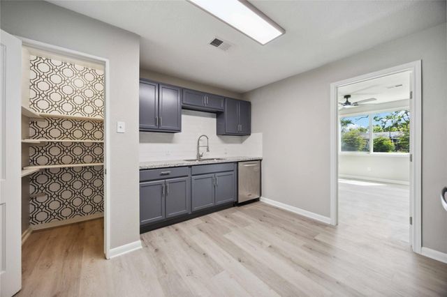 5206 Willow Glen Drive, Houston, TX 77033