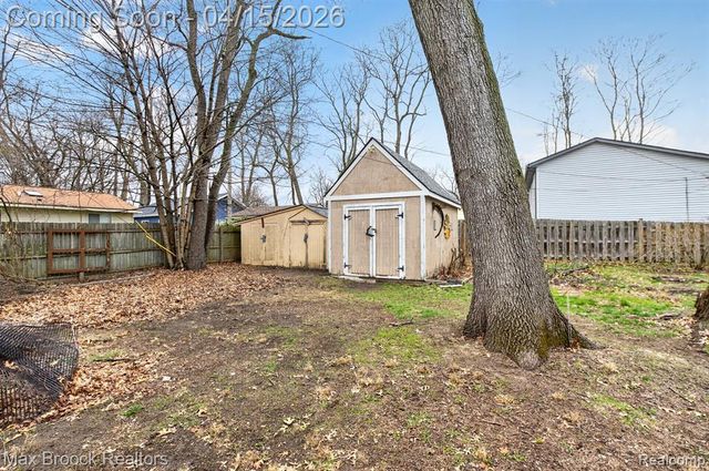 9024 Mandon Road, White Lake, MI 48386