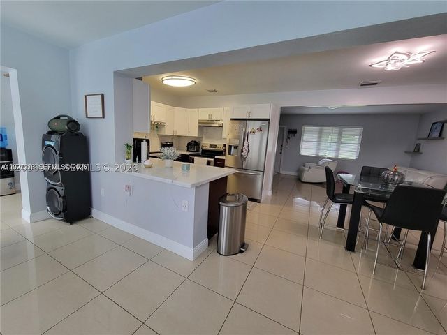 6930 SW 12th St, Pembroke Pines, FL 33023