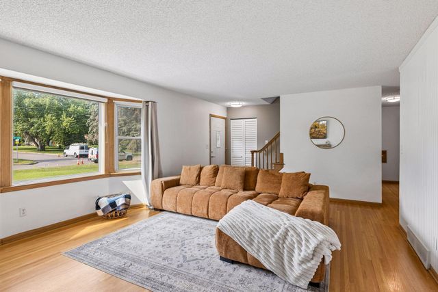 15730 6th Avenue N, Plymouth, MN 55447