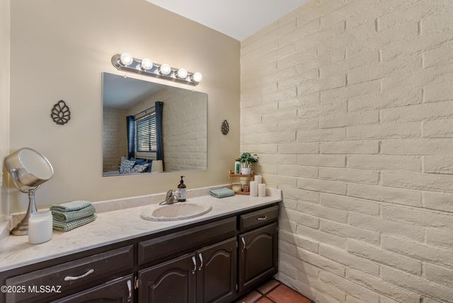 442 N Bull Run Drive, Tucson, AZ 85748