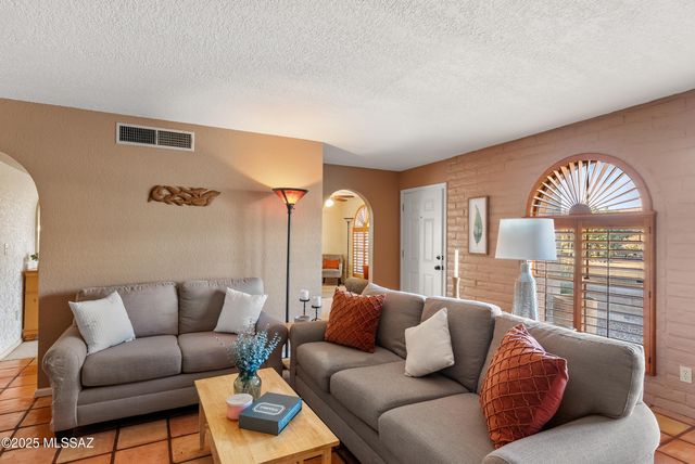 442 N Bull Run Drive, Tucson, AZ 85748