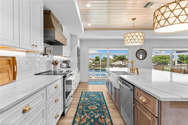 954 Whelk DR, Sanibel, FL 33957