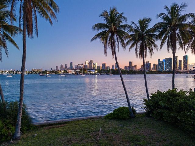 1228 S Venetian Way, Miami, FL 33139