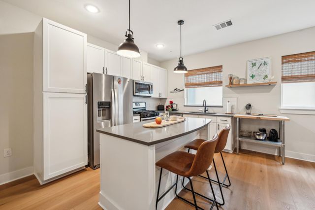 2827 Manor RD 3104, Austin, TX 78722