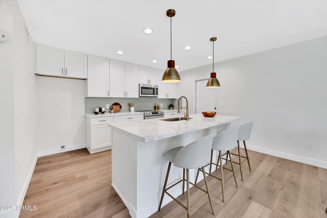 8876 W BLUEFIELD Avenue, Peoria, AZ 85382