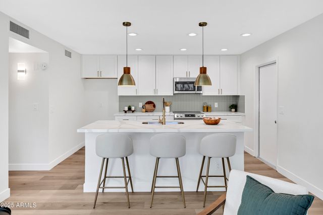 8876 W BLUEFIELD Avenue, Peoria, AZ 85382