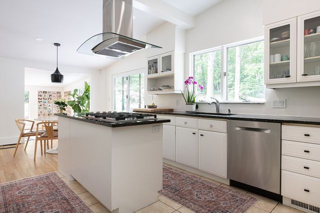 7 Diamond Rd, Lexington, MA 02420