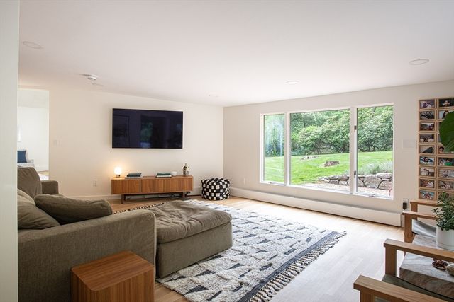 7 Diamond Rd, Lexington, MA 02420