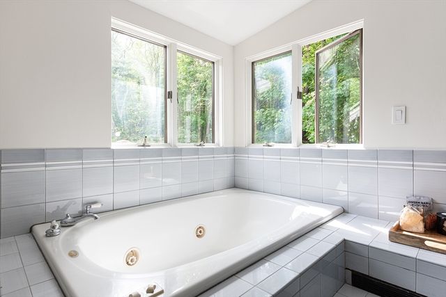 7 Diamond Rd, Lexington, MA 02420