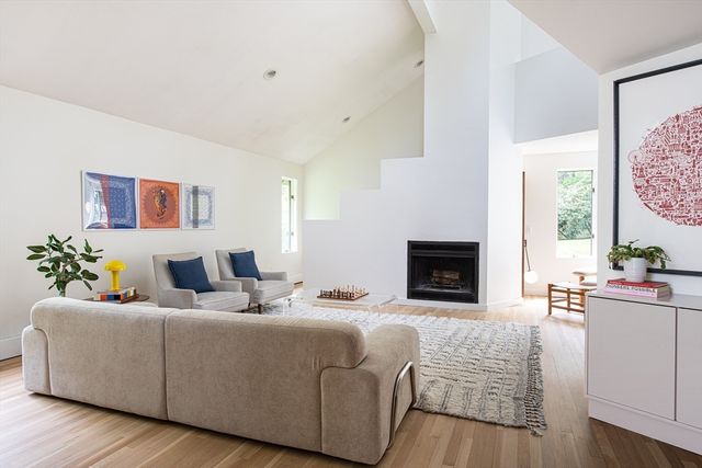 7 Diamond Rd, Lexington, MA 02420