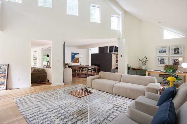 7 Diamond Rd, Lexington, MA 02420