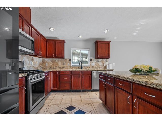 2922 Se HILLYARD Rd, Gresham, OR 97080