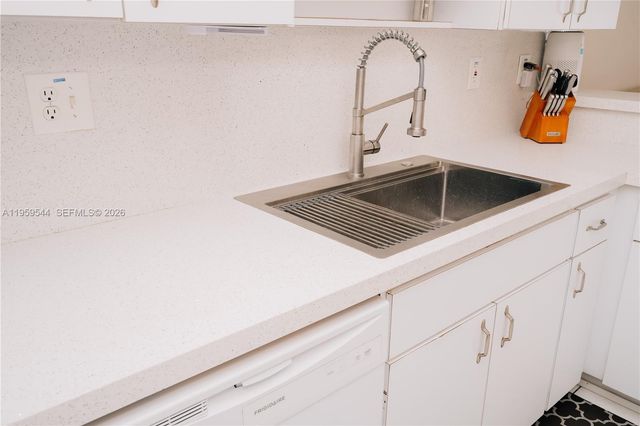 16158 SW 68th Ter, Miami, FL 33193