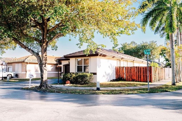 16158 SW 68th Ter, Miami, FL 33193