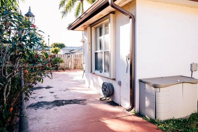 16158 SW 68th Ter, Miami, FL 33193