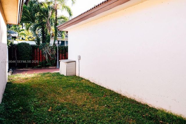 16158 SW 68th Ter, Miami, FL 33193