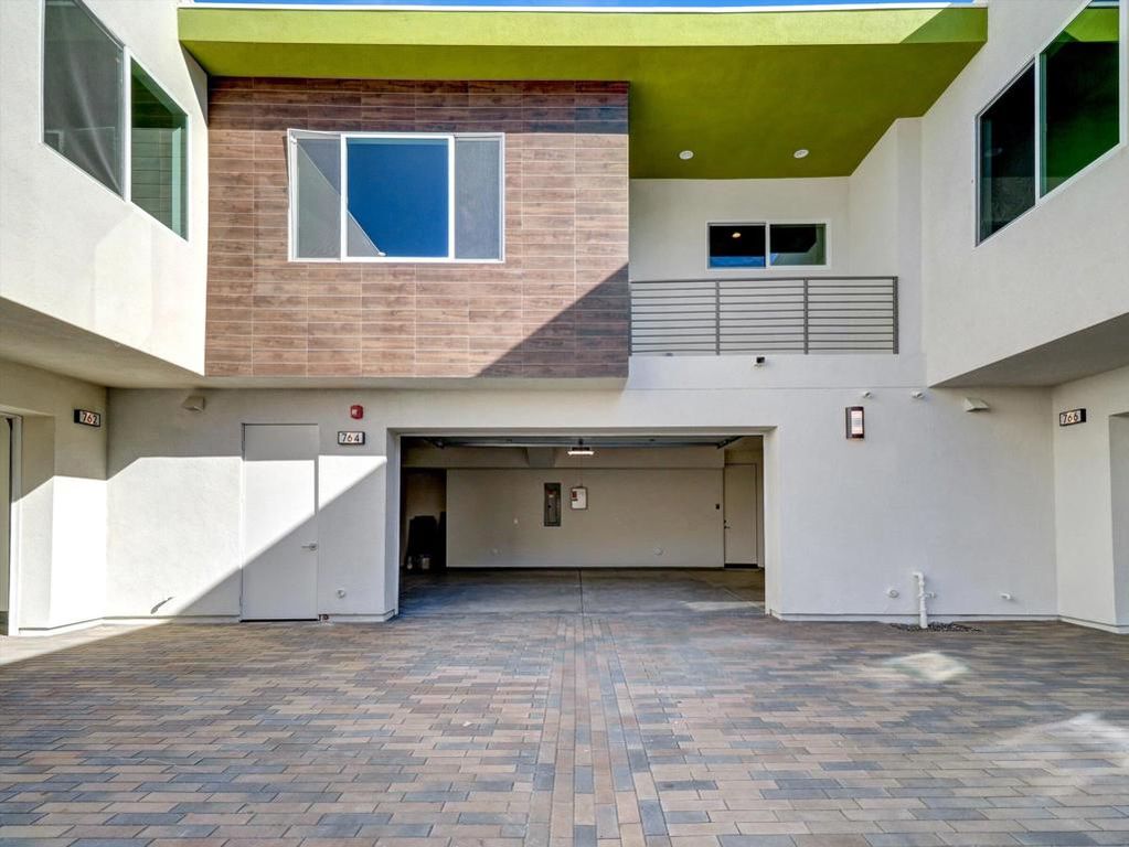 Image 2 of property listing at 704 Obsidian Loop E, Palm Springs, CA 92264